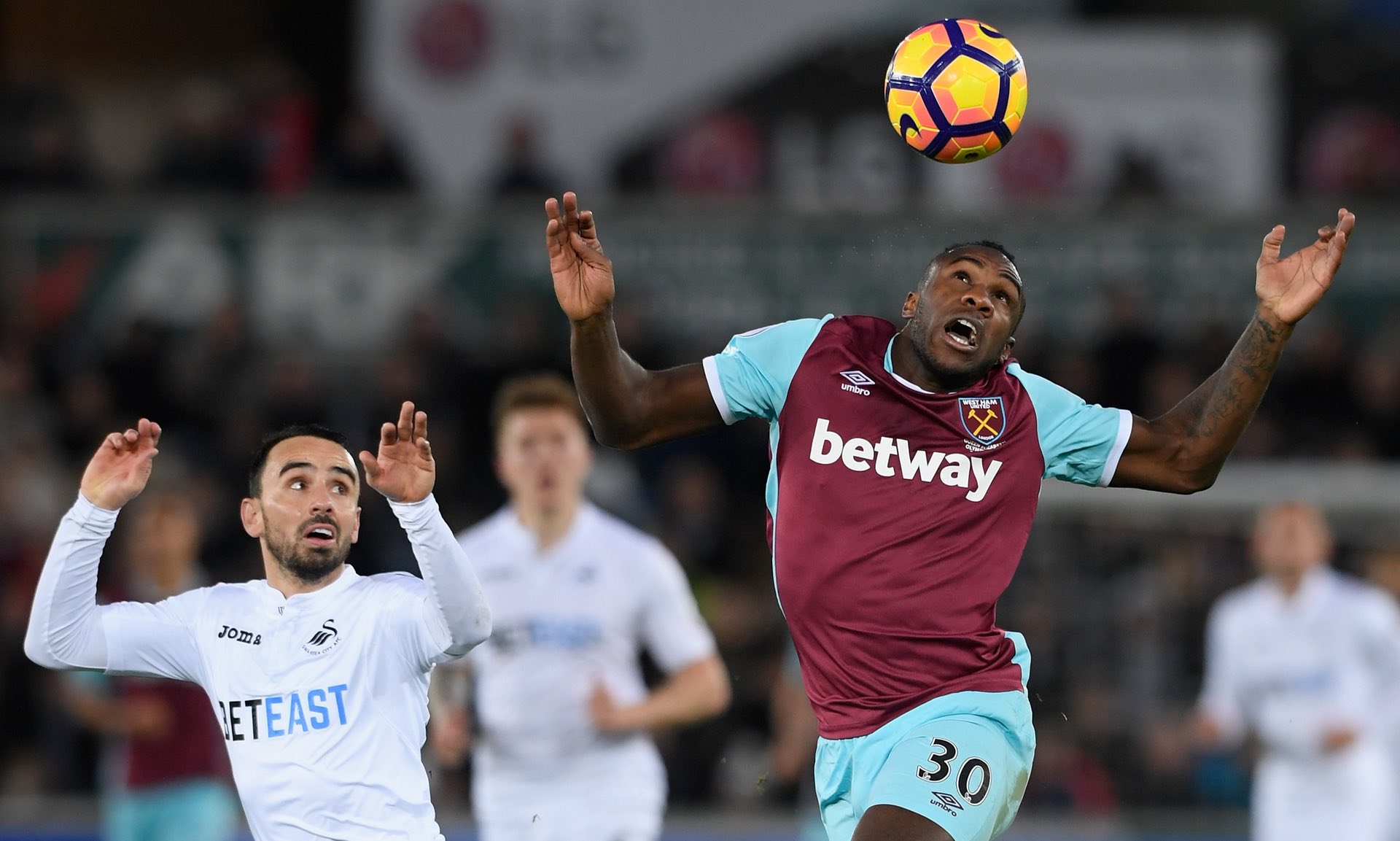 英超半场:穆尼奥斯头球破门,水晶宫1-0伯恩利(英超半场战报:穆尼奥斯头槌建功,水晶宫暂1-0领先伯恩利)